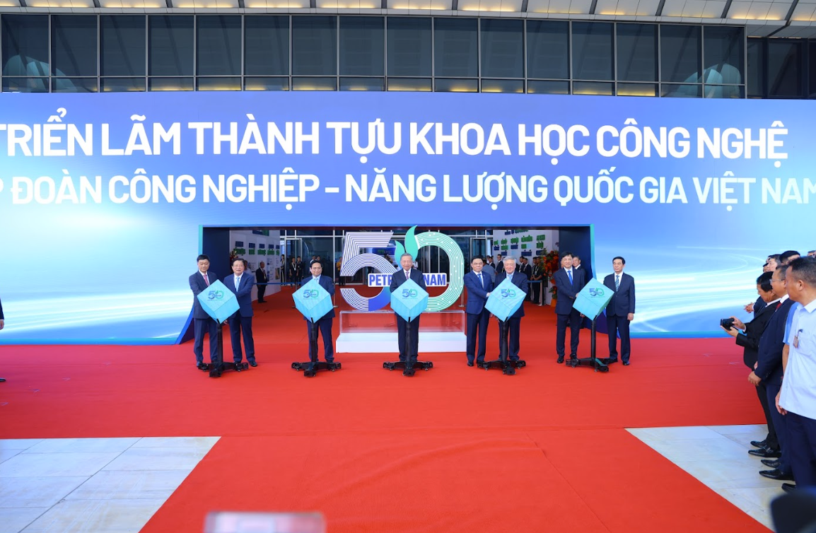 Tổng B&iacute; thư T&ocirc; L&acirc;m, Thủ tướng Ch&iacute;nh phủ Phạm Minh Ch&iacute;nh v&agrave; Chủ tịch HĐTV Petrovietnam L&ecirc; Mạnh H&ugrave;ng thực hiện nghi thức khởi động Chương tr&igrave;nh STEM Innovation Petrovietnam - Kiến tạo tương lai xanh dưới sự chứng kiến của c&aacute;c đồng ch&iacute; l&atilde;nh đạo Đảng, Nh&agrave; nước v&agrave; Petrovietnam.&nbsp;