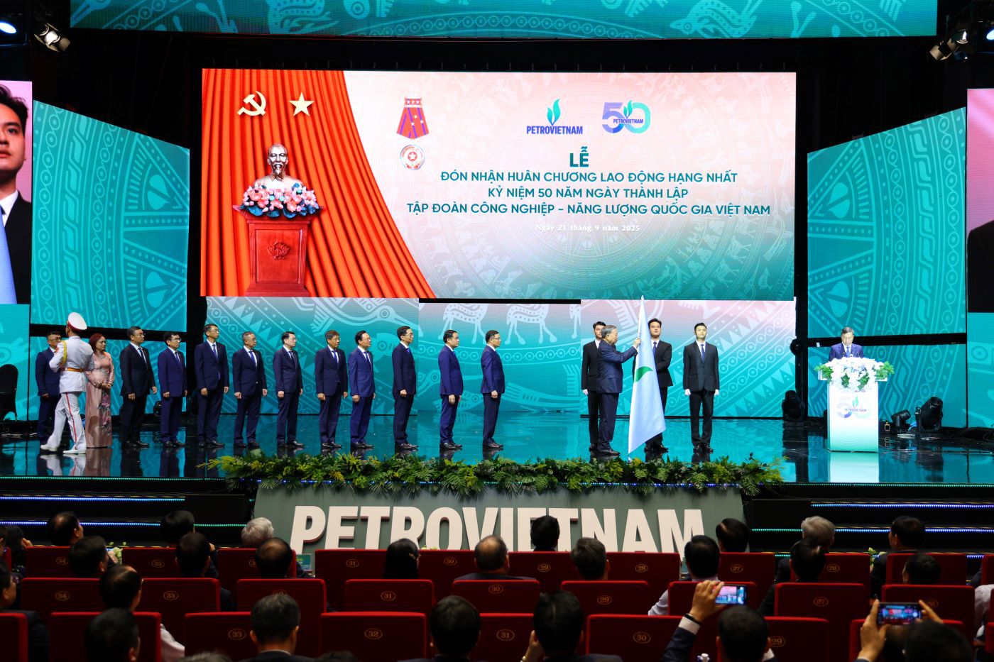 Ghi nhận những đ&oacute;ng g&oacute;p quan trọng của Petrovietnam, Tổng B&iacute; thư T&ocirc; L&acirc;m gắn Hu&acirc;n chương Lao động hạng Nhất l&ecirc;n Cờ truyền thống của Petrovietnam.