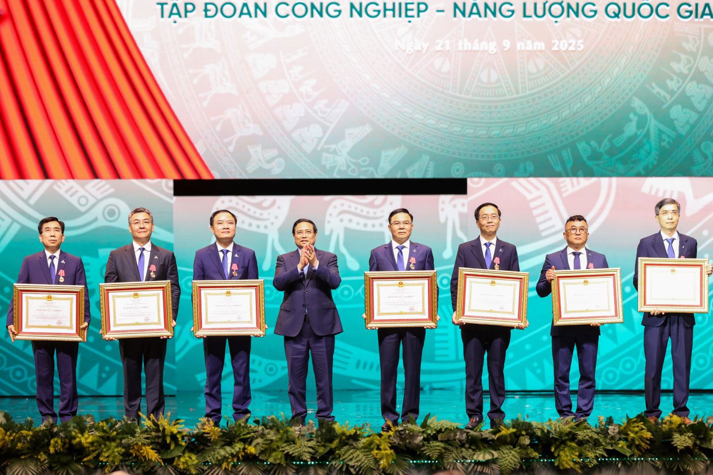 Thủ tướng Ch&iacute;nh phủ Phạm Minh Ch&iacute;nh thay mặt L&atilde;nh đạo Đảng, Nh&agrave; nước trao tặng Hu&acirc;n chương Lao động hạng Nhất, Nh&igrave;, Ba cho c&aacute;c c&aacute; nh&acirc;n thuộc Petrovietnam.