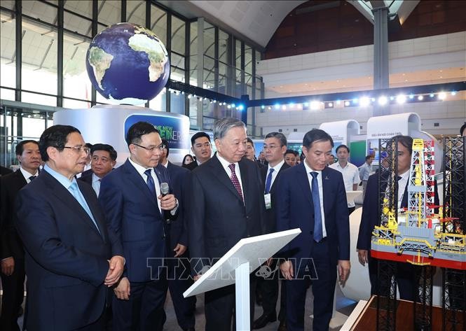 Tổng Bí thư Tô Lâm, Thủ tướng Phạm Minh Chính và các đồng chí lãnh đạo Đảng, Nhà nước tham quan triển lãm thành tựu khoa học công nghệ của Tập đoàn Công nghiệp - Năng lượng quốc gia Việt Nam. Ảnh: Thống Nhất/TTXVN.