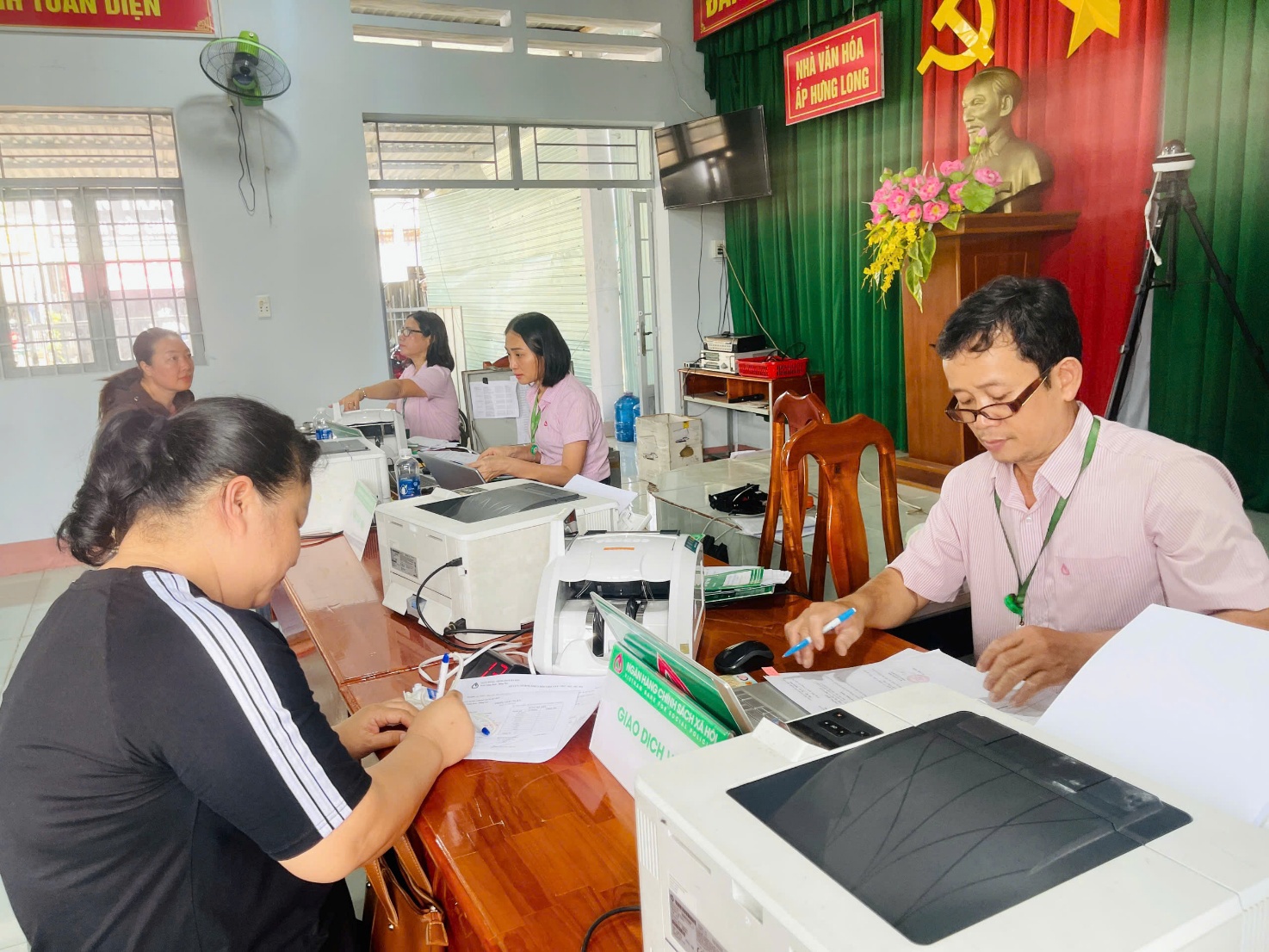 Hướng dẫn người dân thực hiện thủ tục vay vốn chính sách tại ấp Hưng Long.