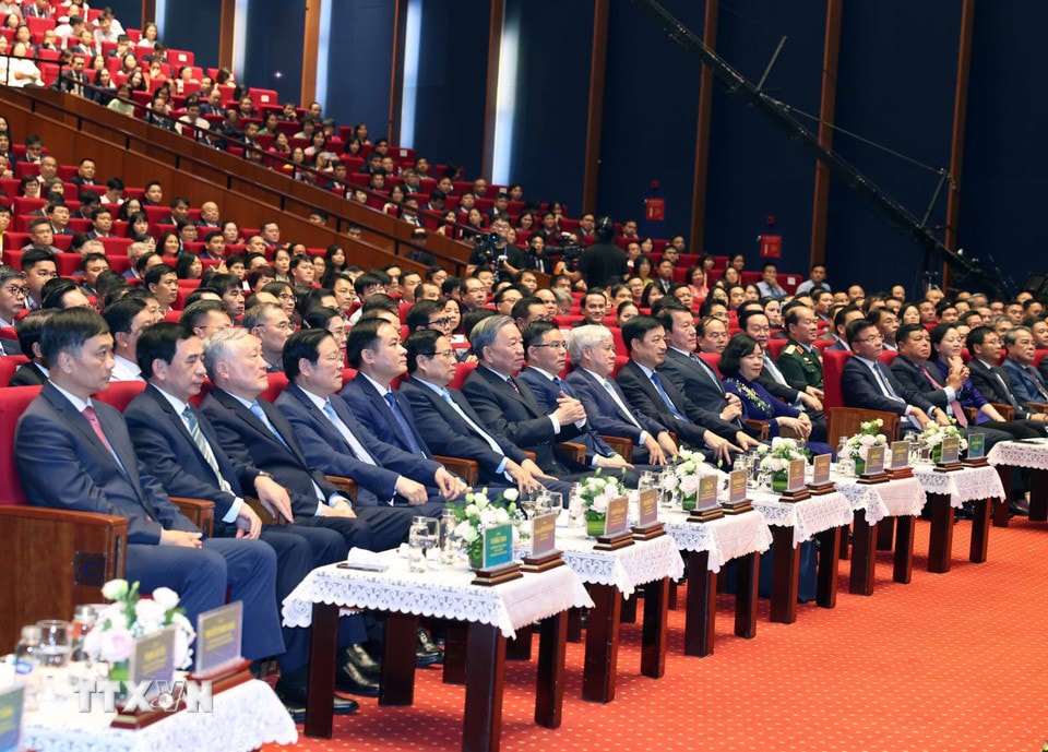 Tổng Bí thư Tô Lâm và các đại biểu dự lễ kỷ niệm. Ảnh: Thống Nhất/TTXVN.
