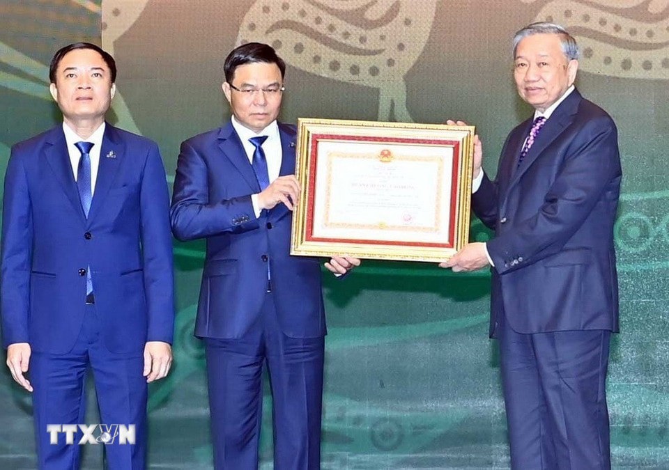 Tổng Bí thư Tô Lâm trao Huân chương Lao động hạng Nhất tặng Tập đoàn Công nghiệp - Năng lượng Quốc gia Việt Nam. Ảnh: Thống Nhất/TTXVN.