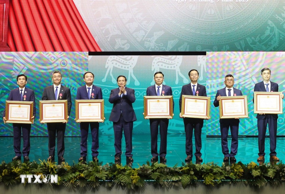 Thủ tướng Phạm Minh Chính trao tặng Huân chương Lao động hạnh Nhất, Nhì, Ba cho các cá nhân. Ảnh: Thống Nhất/TTXVN. 