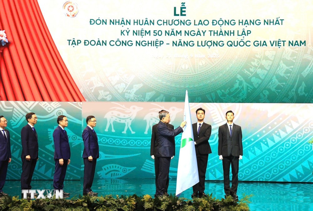 Tổng Bí thư Tô Lâm trao tặng Huân chương Lao động hạng Nhất cho Tập đoàn Công nghiệp - Năng lượng quốc gia Việt Nam. Ảnh: Quốc Khánh/TTXVN. 