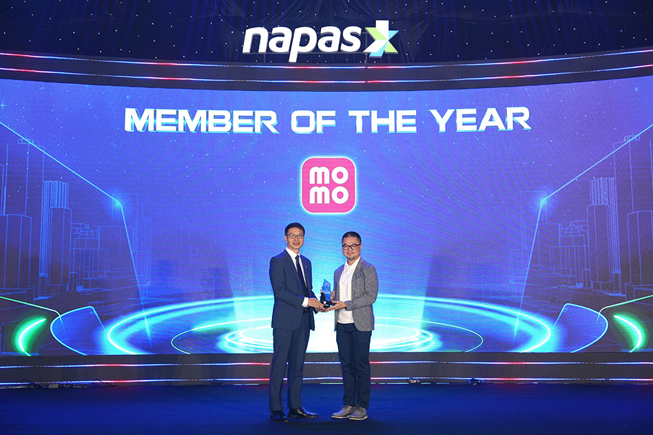 Đại diện MOMO l&ecirc;n nhận Giải &ldquo;Member of the Year 2025&rdquo;&nbsp; do NAPAS trao tặng.