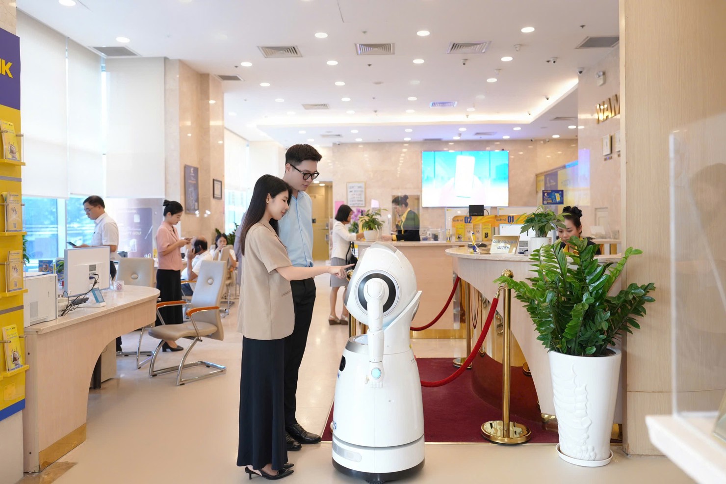 Kh&aacute;ch h&agrave;ng trải nghiệm kh&ocirc;ng gian giao dịch số tại Nam A Bank. Ảnh: Nam A