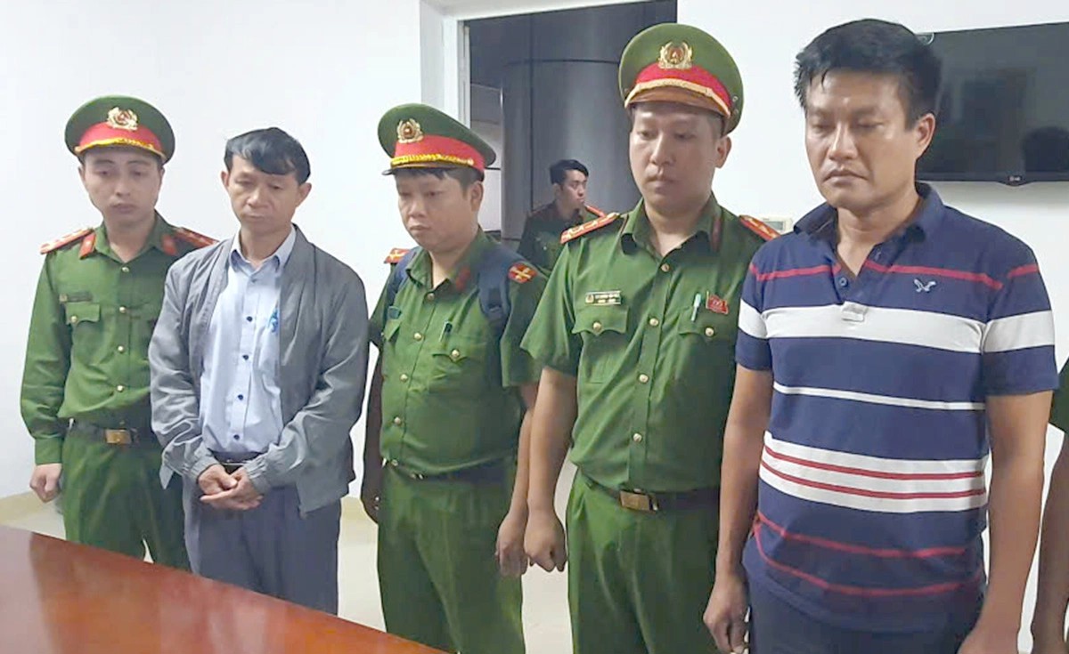 2 cựu Trưởng ph&ograve;ng của Bệnh viện Đa khoa v&ugrave;ng T&acirc;y Nguy&ecirc;n vừa bị bắt. Ảnh: CA