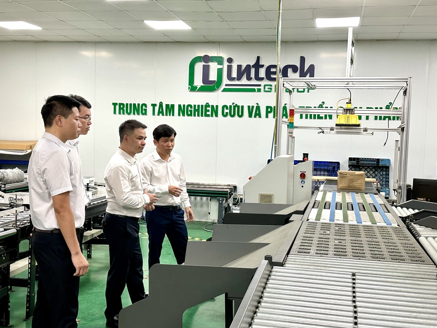Nhiều doanh nghiệp đ&atilde; "mạnh tay" chi cho nghi&ecirc;n cứu v&agrave; ph&aacute;t triển (R&amp;D). Ảnh: H.D