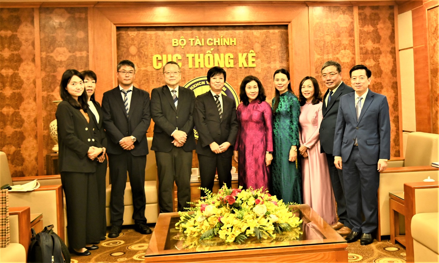 Hai b&ecirc;n chụp chụp ảnh kỷ niệm