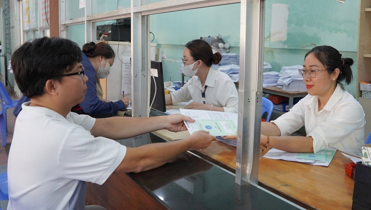 Anh Đinh Thanh D&acirc;n (35 tuổi) đến Trung t&acirc;m Dịch vụ Việc l&agrave;m TP. HCM l&agrave;m hồ sơ hưởng trợ cấp thất nghiệp.