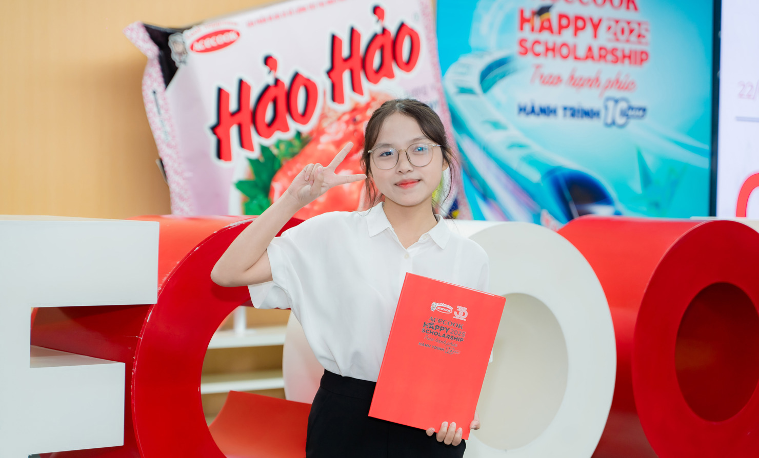 Sinh vi&ecirc;n vinh dự được nhận học bổng Acecook Happy Scholarship 2025.