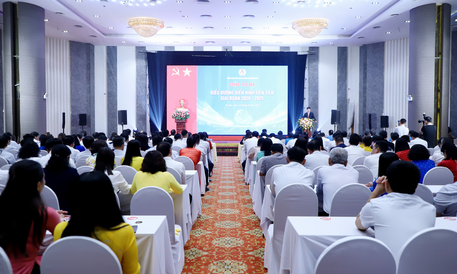 Hội nghị t&ocirc;n vinh những b&ocirc;ng hoa ti&ecirc;u biểu trong vườn hoa thi đua của ng&agrave;nh Khoa học v&agrave; C&ocirc;ng nghệ.