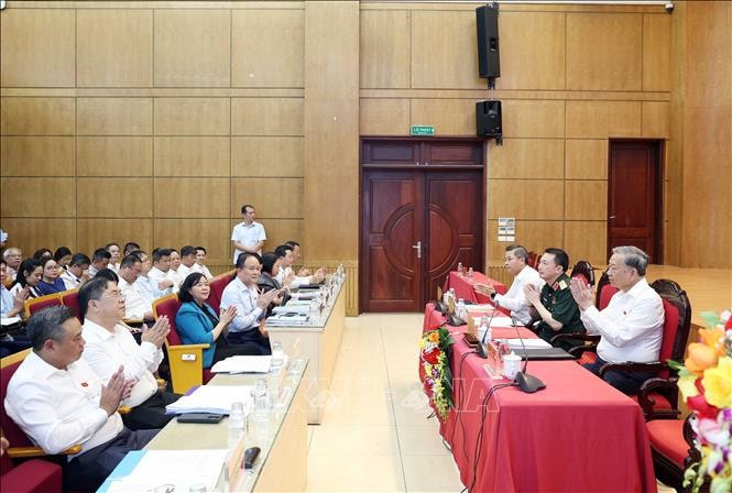 Tổng B&iacute; thư T&ocirc; L&acirc;m tiếp x&uacute;c cử tri trước Kỳ họp thứ Mười, Quốc hội kh&oacute;a XV. Ảnh: Thống Nhất/TTXVN. &nbsp;