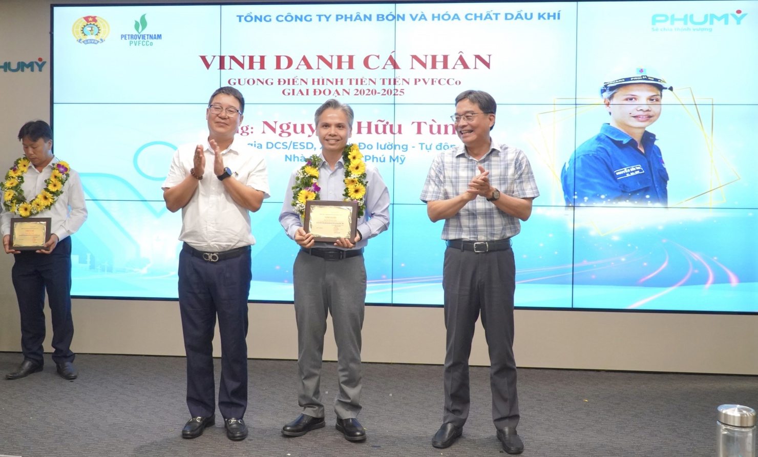 Anh Nguyễn Hữu T&ugrave;ng, kỹ sư Xưởng Đo lường Tự động ho&aacute; được tuy&ecirc;n dương v&igrave; c&oacute; nhiều s&aacute;ng kiến cải tiến đ&oacute;ng g&oacute;p cho đơn vị.