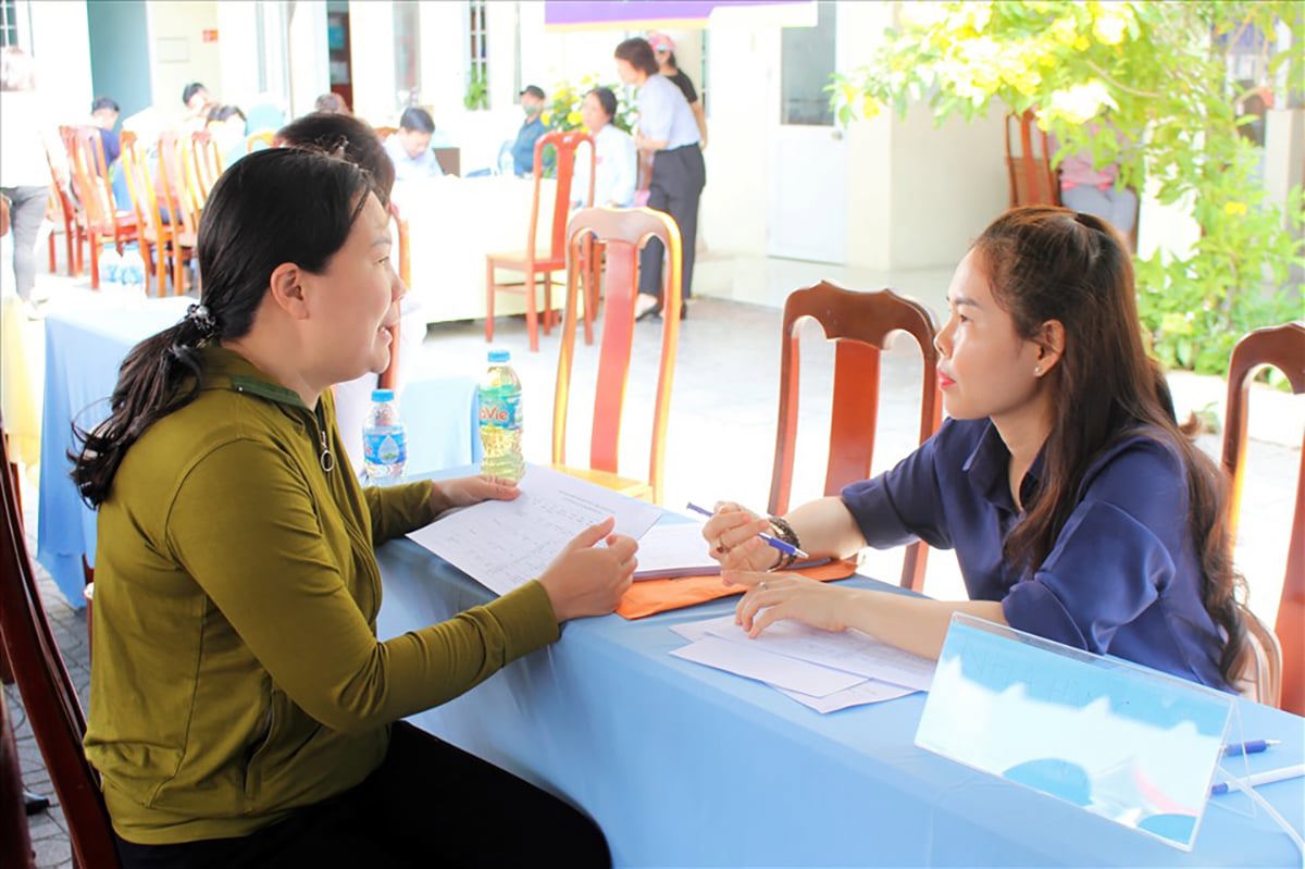Cán b&ocirc;̣ Trung t&acirc;m Dịch vụ việc l&agrave;m tỉnh B&agrave; Rịa &ndash; Vũng T&agrave;u (cũ) tư vấn, giới thiệu việc l&agrave;m cho người lao động thất nghiệp.