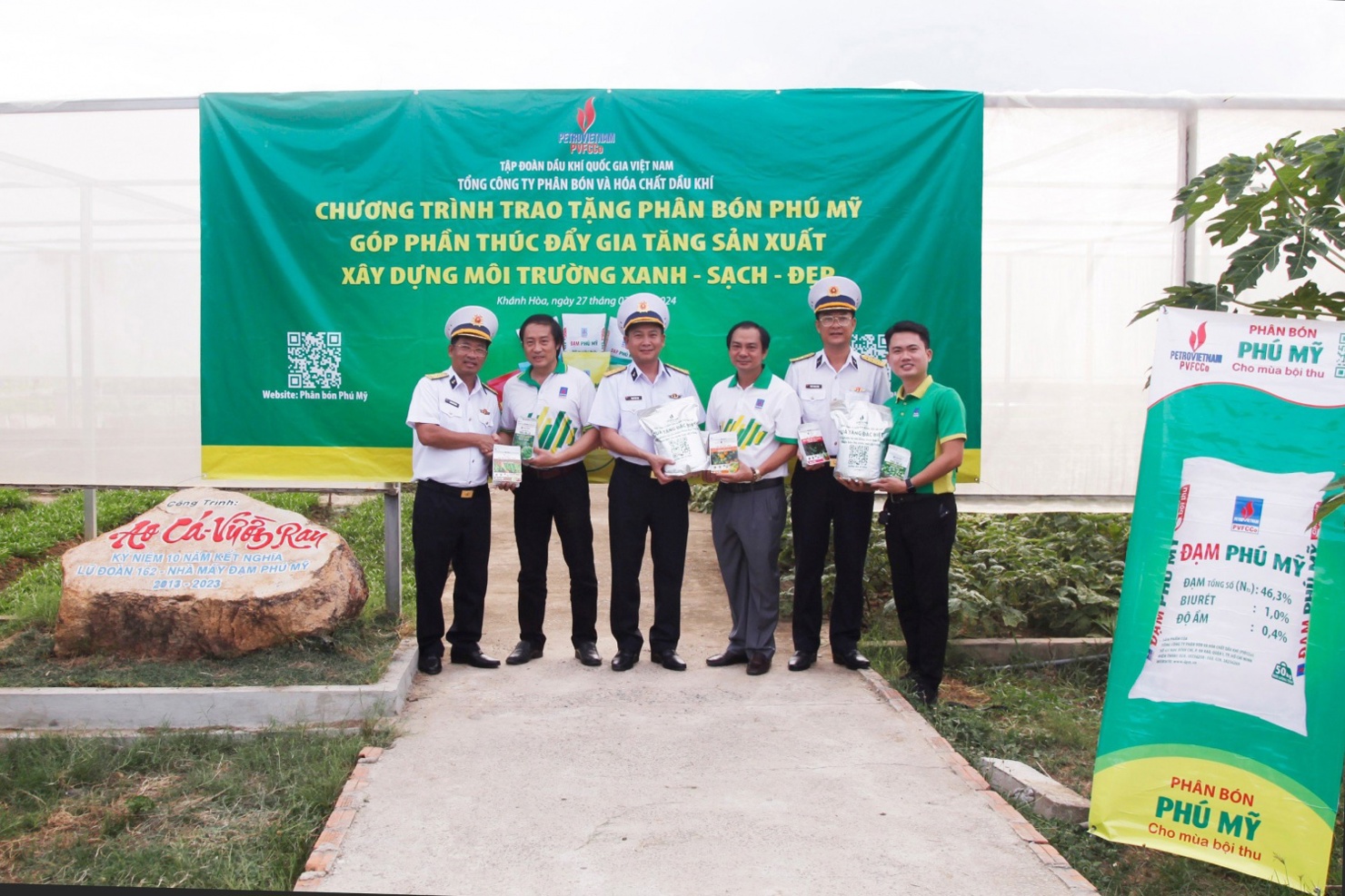 PVFCCo - Ph&uacute; Mỹ trao tặng ph&acirc;n b&oacute;n g&oacute;p phần gia tăng sản xuất, x&acirc;y dựng m&ocirc;i trường xanh - sạch - đẹp tại Lữ đo&agrave;n 162.