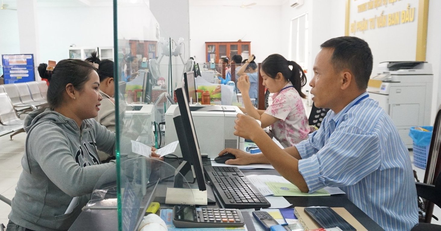 Lao&nbsp;động nộp hồ sơ hưởng trợ cấp thất nghiệp tại Trung t&acirc;m dịch vụ việc l&agrave;m tỉnh T&acirc;y Ninh (cũ).