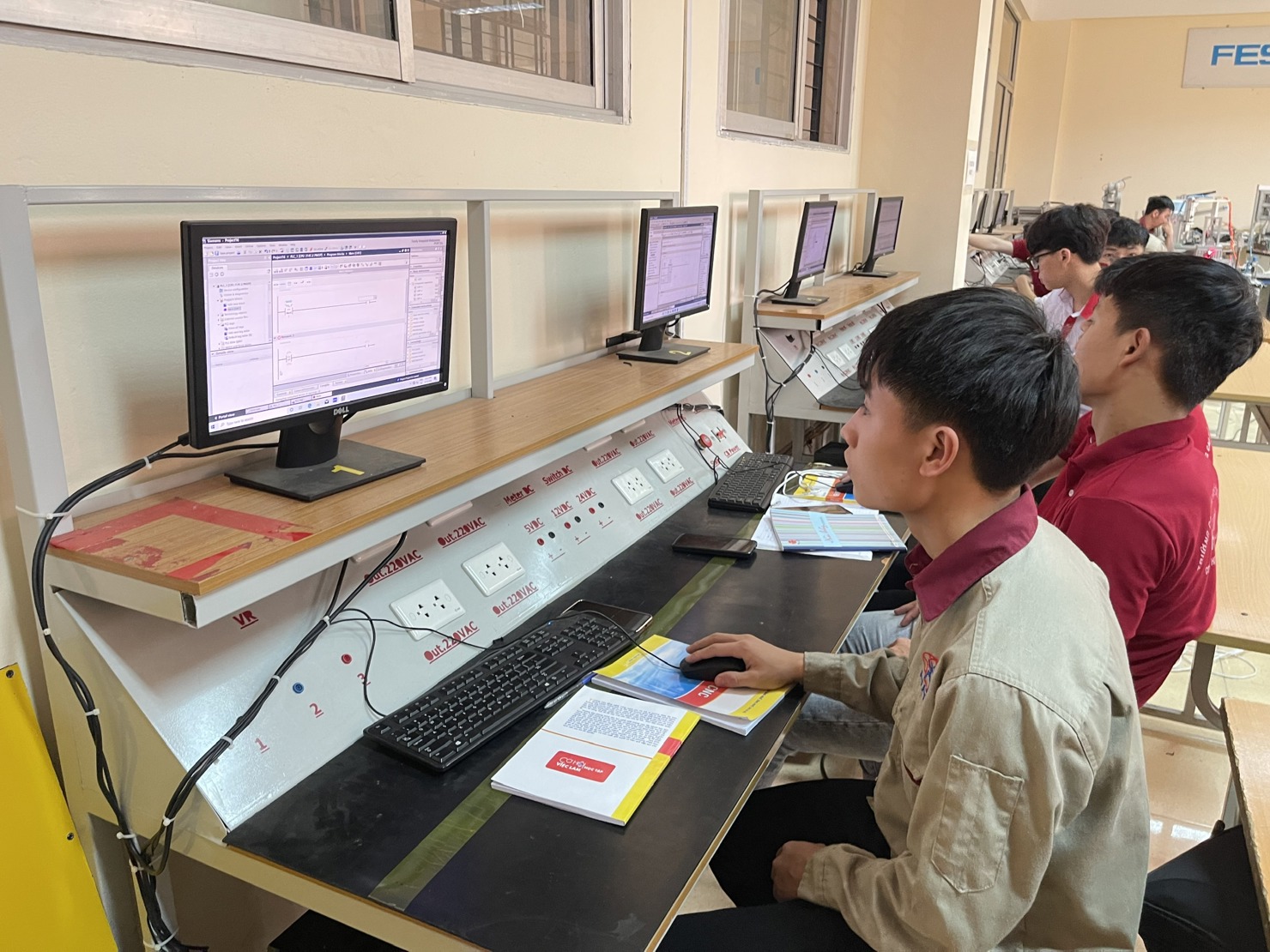 Hoạt động đ&agrave;o tạo nghề lĩnh vực c&ocirc;ng nghệ cao đ&atilde; được nhiều cơ sở gi&aacute;o dục thực hiện. Ảnh: H.D