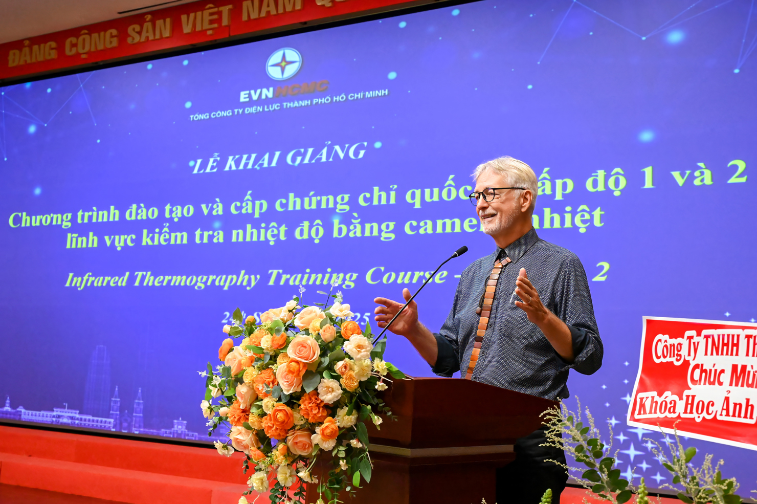 &Ocirc;ng Ron Newport - Gi&aacute;m đốc Học viện Ảnh nhiệt IRT ph&aacute;t biểu tại lễ khai giảng.