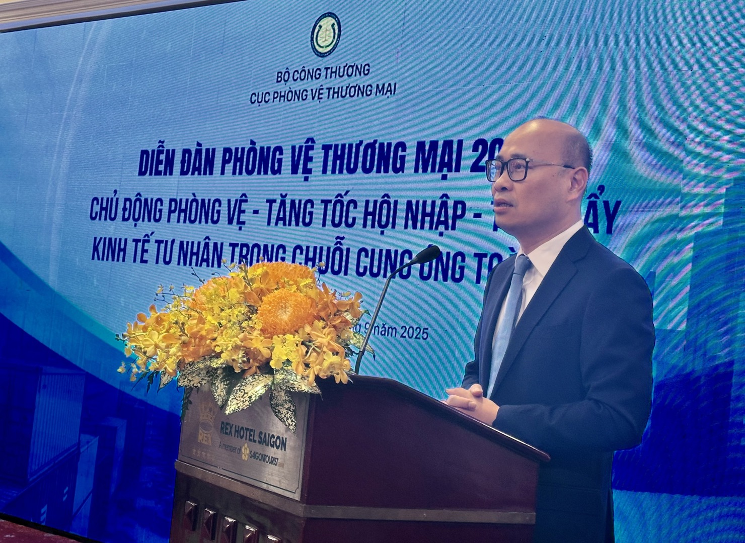 Cục trưởng Cục PVTM Lương Ho&agrave;ng Th&aacute;i trao đổi với c&aacute;c doanh nghiệp tại hội thảo