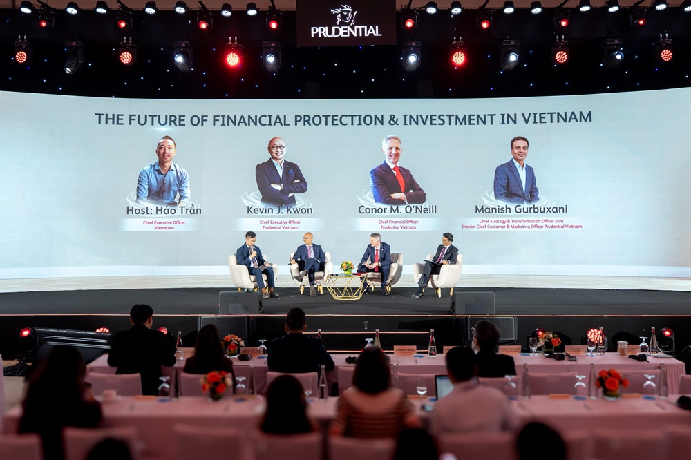 C&aacute;c đại diện Prudential Việt Nam tham gia chia sẻ g&oacute;c nh&igrave;n về tương lai bảo vệ t&agrave;i ch&iacute;nh v&agrave; đầu tư tại Việt Nam.