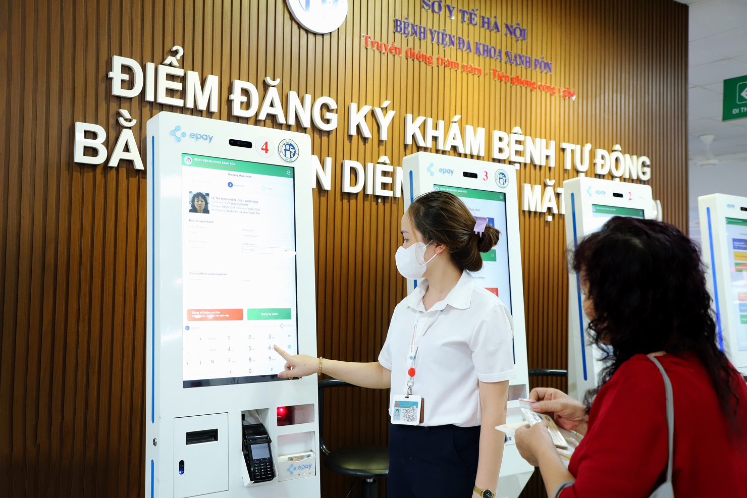 Hệ thống đăng k&yacute; kh&aacute;m, chữa bệnh tự động bằng nhận diện khu&ocirc;n mặt tại Bệnh viện đa khoa Xanh P&ocirc;n.