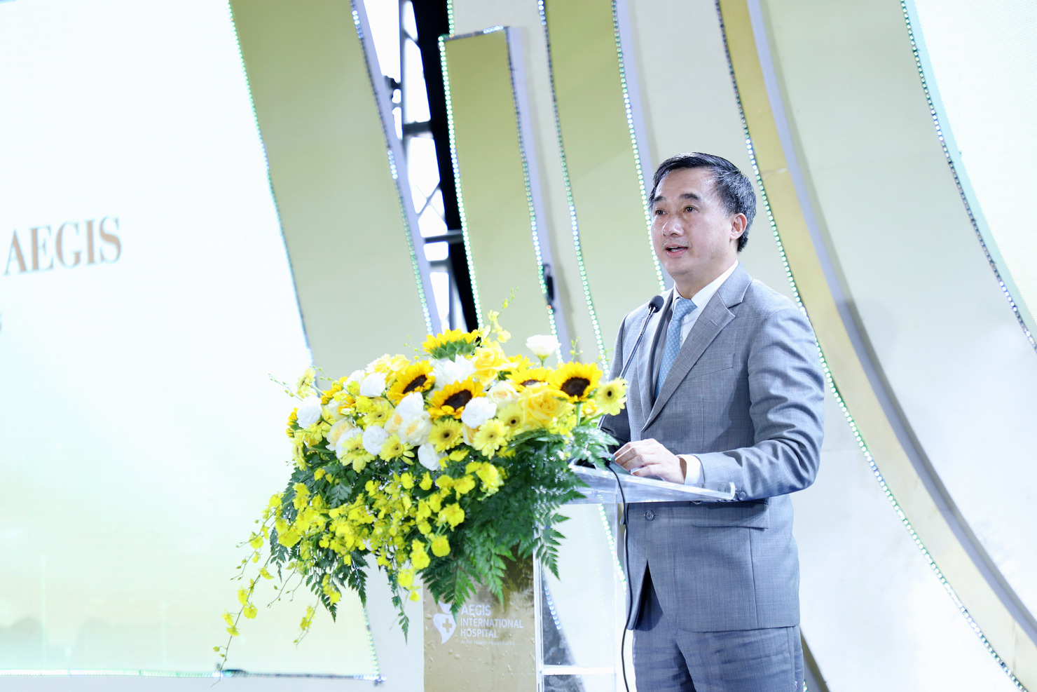 Thứ trưởng Bộ Y tế Trần Văn Thuấn đ&aacute;nh gi&aacute; c&ocirc;ng tr&igrave;nh n&agrave;y sẽ trở th&agrave;nh biểu tượng cho xu hướng hiện đại h&oacute;a ng&agrave;nh y tế.