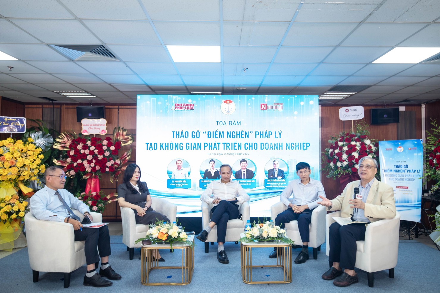 Tọa đ&agrave;m &ldquo;Th&aacute;o gỡ điểm nghẽn ph&aacute;p l&yacute; tạo kh&ocirc;ng gian ph&aacute;t triển cho doanh nghiệp&rdquo;.