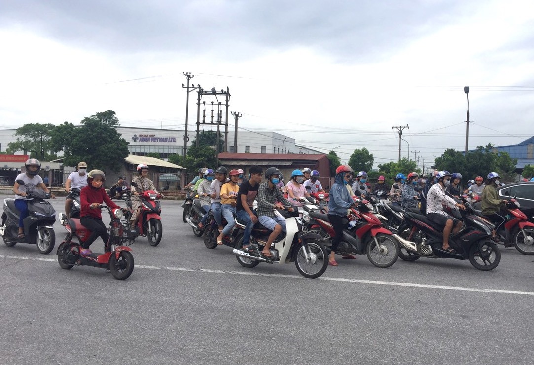 Ven Quốc lộ 5 qua địa b&agrave;n Hải Dương cũ c&oacute; 8 khu c&ocirc;ng nghiệp, 11 trường học khiến mật độ xe m&aacute;y lưu th&ocirc;ng dọc tuyến, qua c&aacute;c lối mở, vị tr&iacute; giao với Quốc lộ tăng cao.