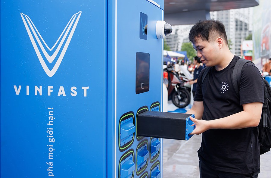 Người d&acirc;n trải nghiệm m&ocirc; h&igrave;nh tủ đổi pin của VinFast. Ảnh: HL. &nbsp;
