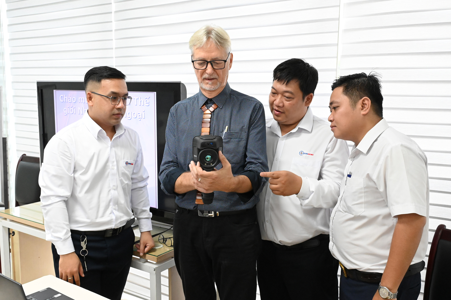 &Ocirc;ng Ron Newport giới thiệu thiết bị camera nhiệt.