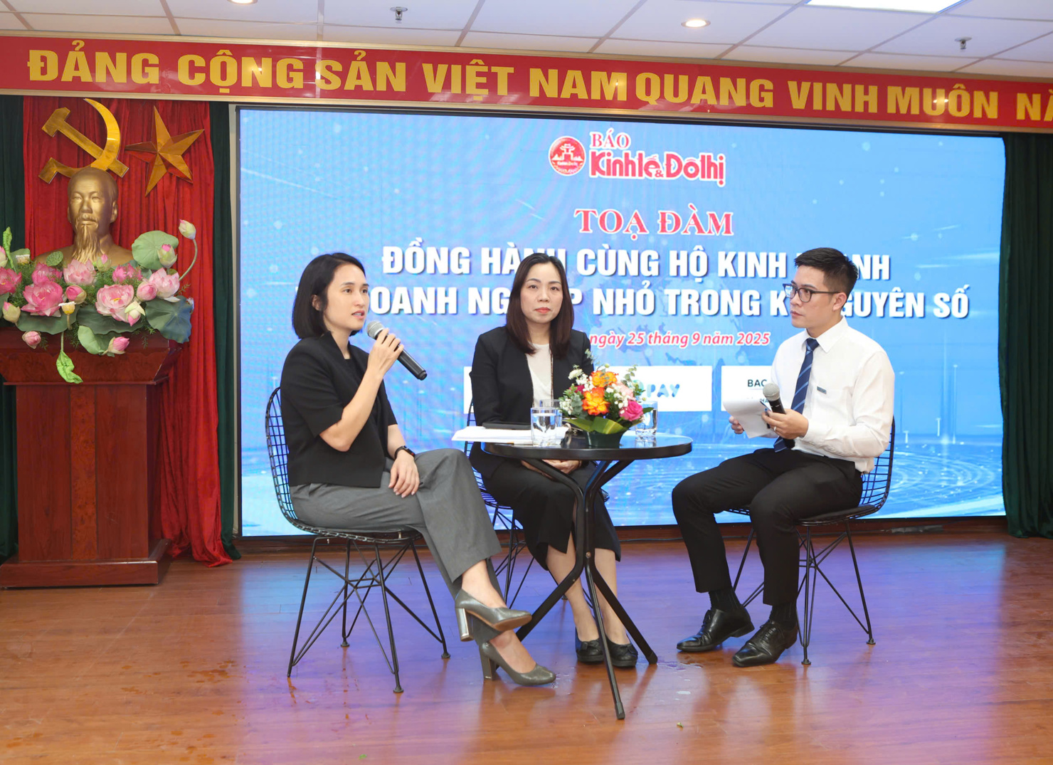 C&aacute;c diễn giả trao đổi tại Toạ đ&agrave;m.