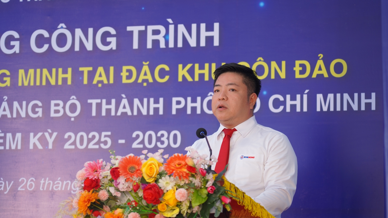 Đồng ch&iacute; Lu&acirc;n Quốc Hưng - Ph&oacute; Tổng gi&aacute;m đốc Kỹ thuật EVNHCMC ph&aacute;t biểu giới thiệu về Dự &aacute;n Lưới điện th&ocirc;ng minh tại Đặc khu C&ocirc;n Đảo