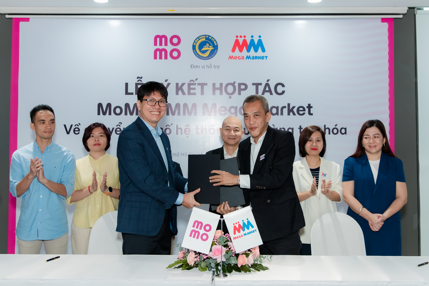 Tập đo&agrave;n C&ocirc;ng nghệ T&agrave;i ch&iacute;nh MoMo v&agrave; MM Mega Market Việt Nam k&yacute; kết thỏa thuận hợp t&aacute;c về &ldquo;Chuyển đổi số hệ thống cửa h&agrave;ng tạp h&oacute;a truyền thống&rdquo;. Ảnh: TH