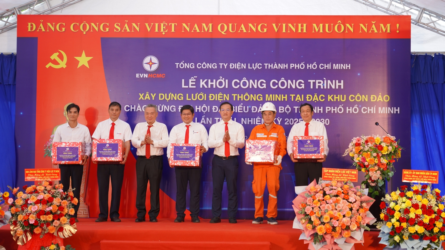 Đồng ch&iacute; Huỳnh Tấn Định &ndash; Th&agrave;nh ủy vi&ecirc;n, Ph&oacute; B&iacute; thư Đảng ủy UBND Th&agrave;nh phố Hồ Ch&iacute; Minh v&agrave; đồng ch&iacute; Phạm Quốc Bảo - B&iacute; thư Đảng uỷ, Chủ tịch HĐTV EVNHCMC tặng qu&agrave;, động vi&ecirc;n c&aacute;c đơn vị, đối t&aacute;c thi c&ocirc;ng.