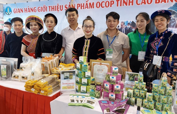 Gian h&agrave;ng triển l&atilde;m c&aacute;c sản phẩm OCOP của đồng b&agrave;o c&aacute;c d&acirc;n tộc tỉnh Cao Bằng tại Quảng Ninh.