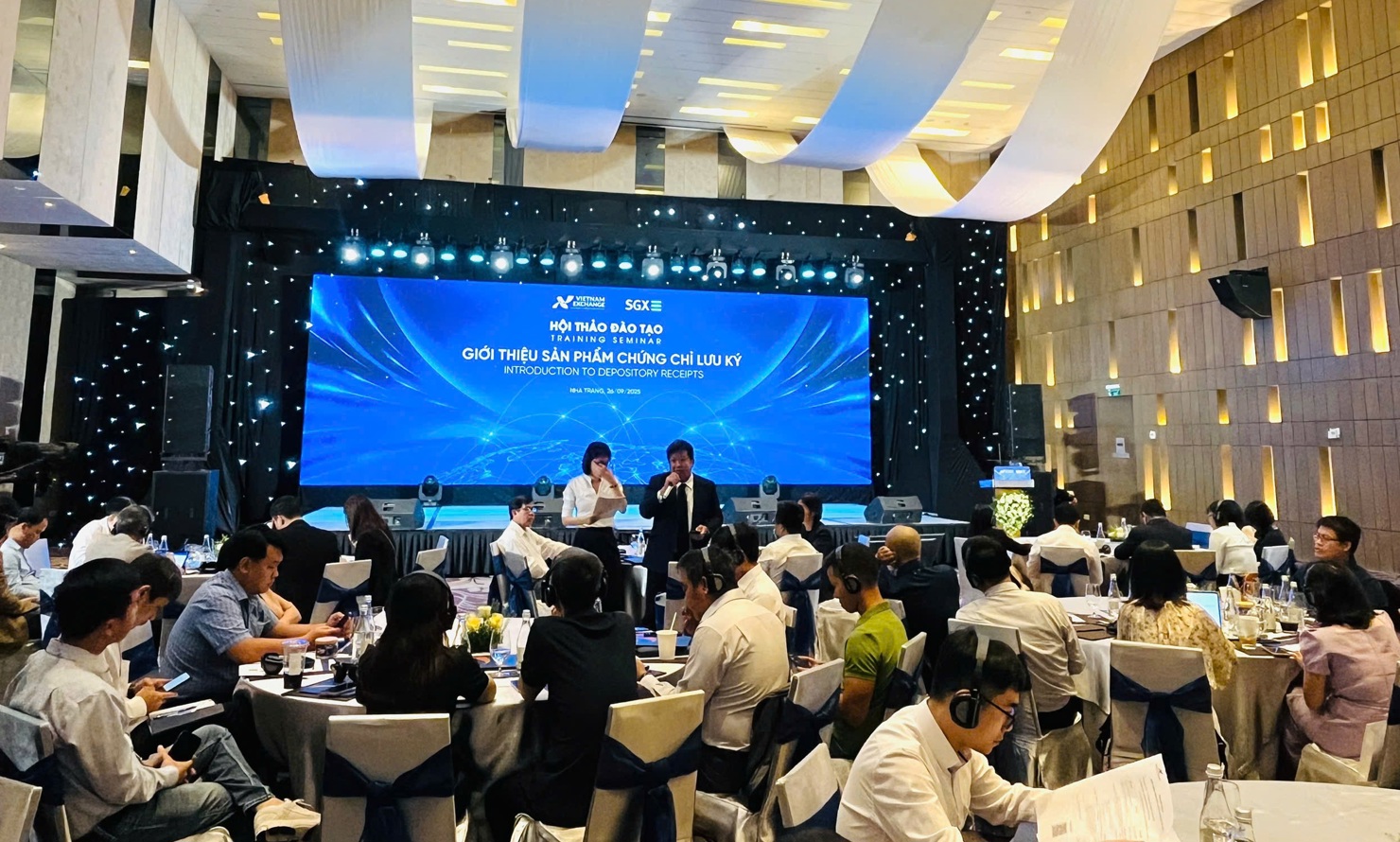 Đại diện Sở Giao dịch Chứng kho&aacute;n Singapore trả lời c&aacute;c c&acirc;u hỏi của&nbsp;c&aacute;c c&ocirc;ng ty chứng kho&aacute;n th&agrave;nh vi&ecirc;n, c&ocirc;ng ty quản l&yacute; quỹ.