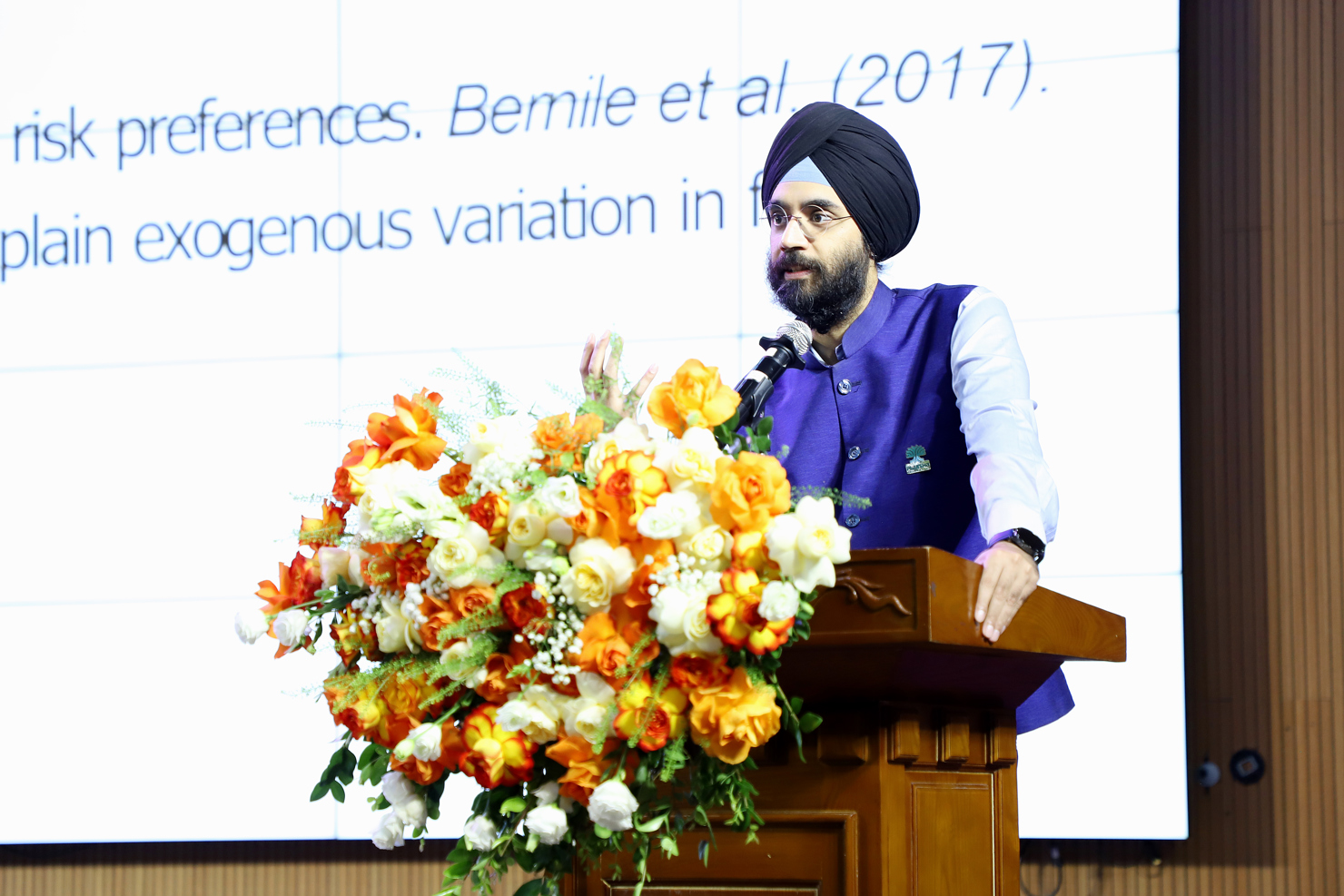 Gi&aacute;o sư Prakarsh Singh, Đại học Plaksha (Ấn Độ) tr&igrave;nh b&agrave;y nghi&ecirc;n cứu tại Hội thảo.