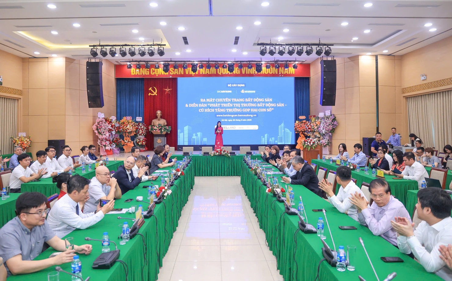 Quang cảnh Diễn đ&agrave;n