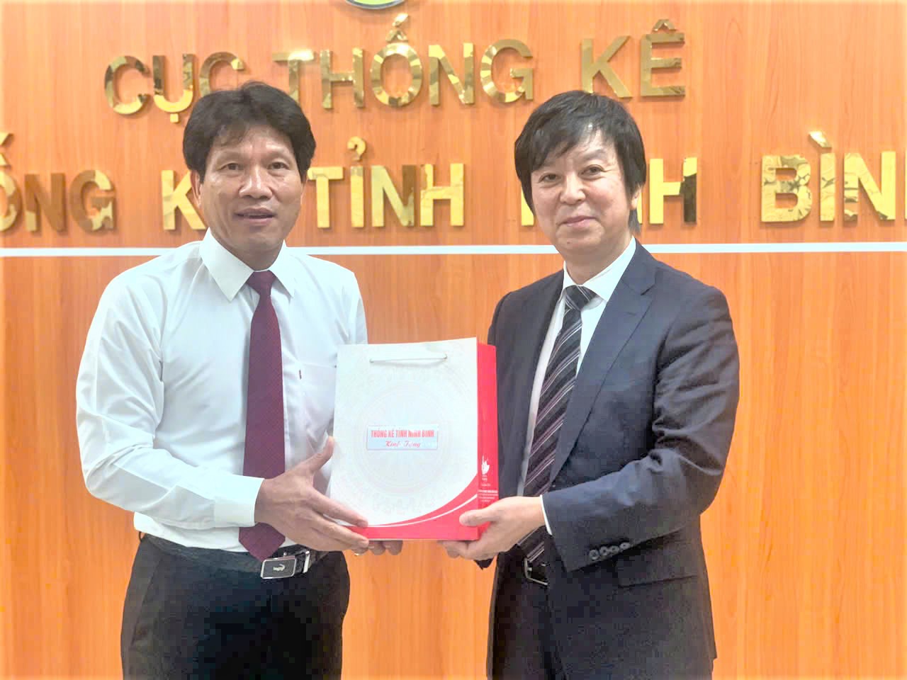 Trưởng Thống k&ecirc; L&ecirc; Mạnh Hồng v&agrave; &ocirc;ng Iwasa Tetsuya - Cố vấn cao cấp về sử dụng dữ liệu thống k&ecirc; ti&ecirc;n tiến, Bộ Nội vụ v&agrave; Truyền th&ocirc;ng (MCI), nguy&ecirc;n Thủ trưởng Cơ quan Thống k&ecirc; Nhật Bản nhiệm kỳ 2023-2025 trao tặng qu&agrave; kỷ niệm.