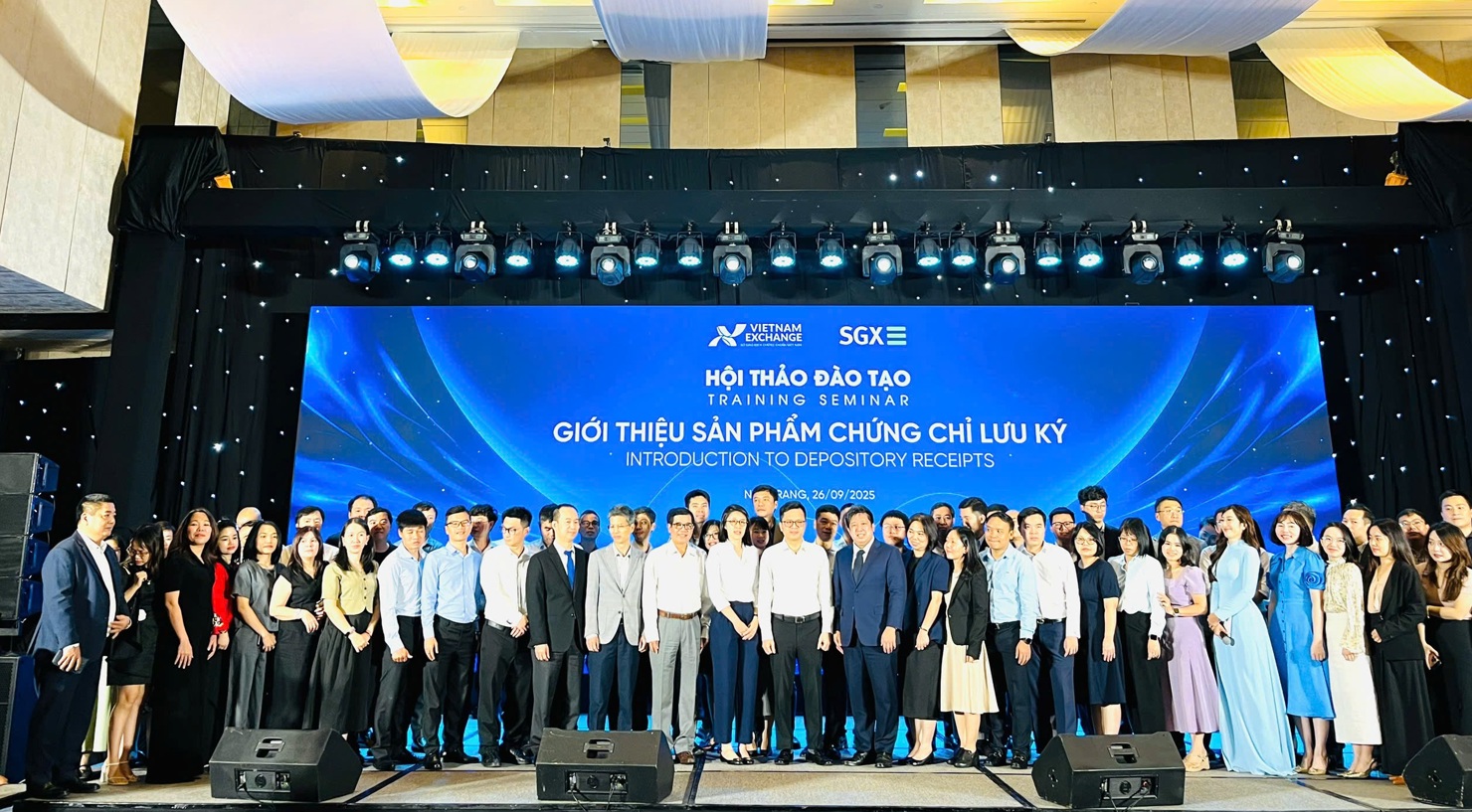 C&aacute;c đại biểu chụp ảnh lưu niệm.