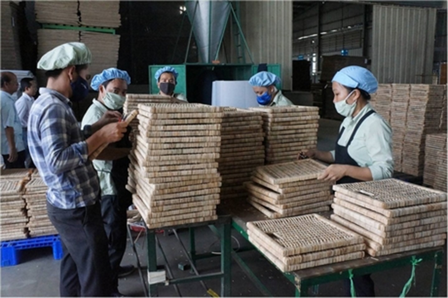 Nhiều hộ ngh&egrave;o tỉnh Vĩnh Long vươn l&ecirc;n tho&aacute;t ngh&egrave;o nhờ c&oacute; việc l&agrave;m ổn định.&nbsp;