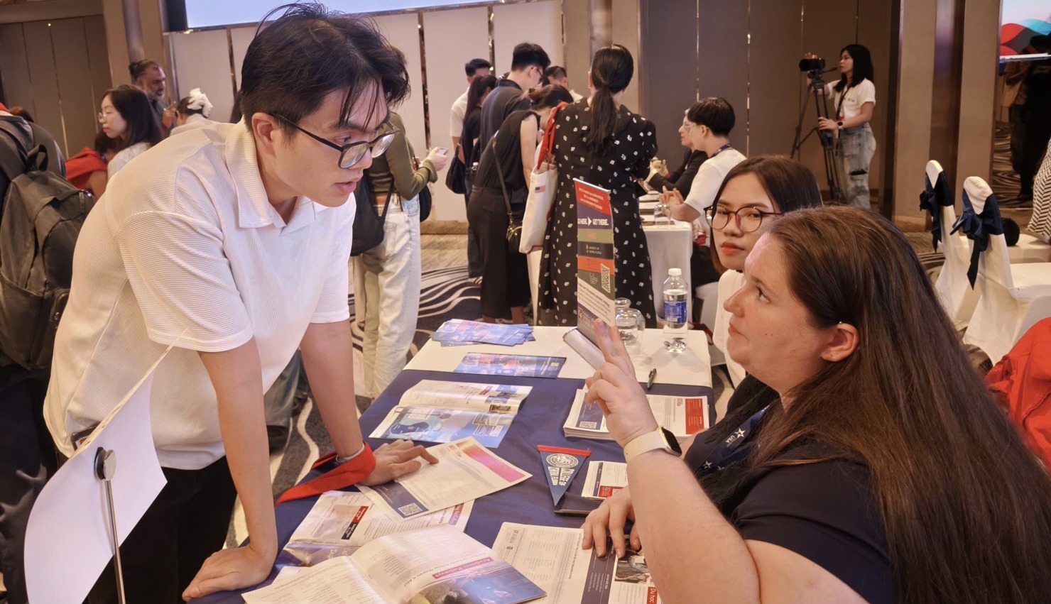 Học sinh sinh vi&ecirc;n t&igrave;m hiểu&nbsp; c&aacute;c chương tr&igrave;nh du học tại Hoa Kỳ. Ảnh:&nbsp;EducationUSA