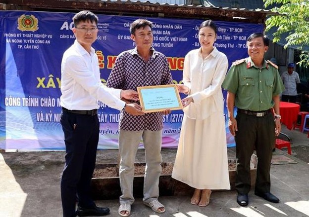 C&ocirc;ng tr&igrave;nh nh&agrave; &ldquo;Đại đo&agrave;n kết&rdquo; mới được b&agrave;n giao cho hộ ngh&egrave;o tại v&ugrave;ng ven TP. Cần Thơ&nbsp; - khởi đầu cho một cuộc sống mới.
