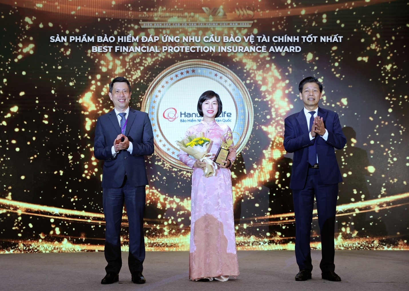 Đại diện Hanwha Life Việt Nam (ở giữa) nhận danh hiệu &ldquo;Sản phẩm bảo hiểm đ&aacute;p ứng nhu cầu bảo vệ t&agrave;i ch&iacute;nh tốt nhất&rdquo;.