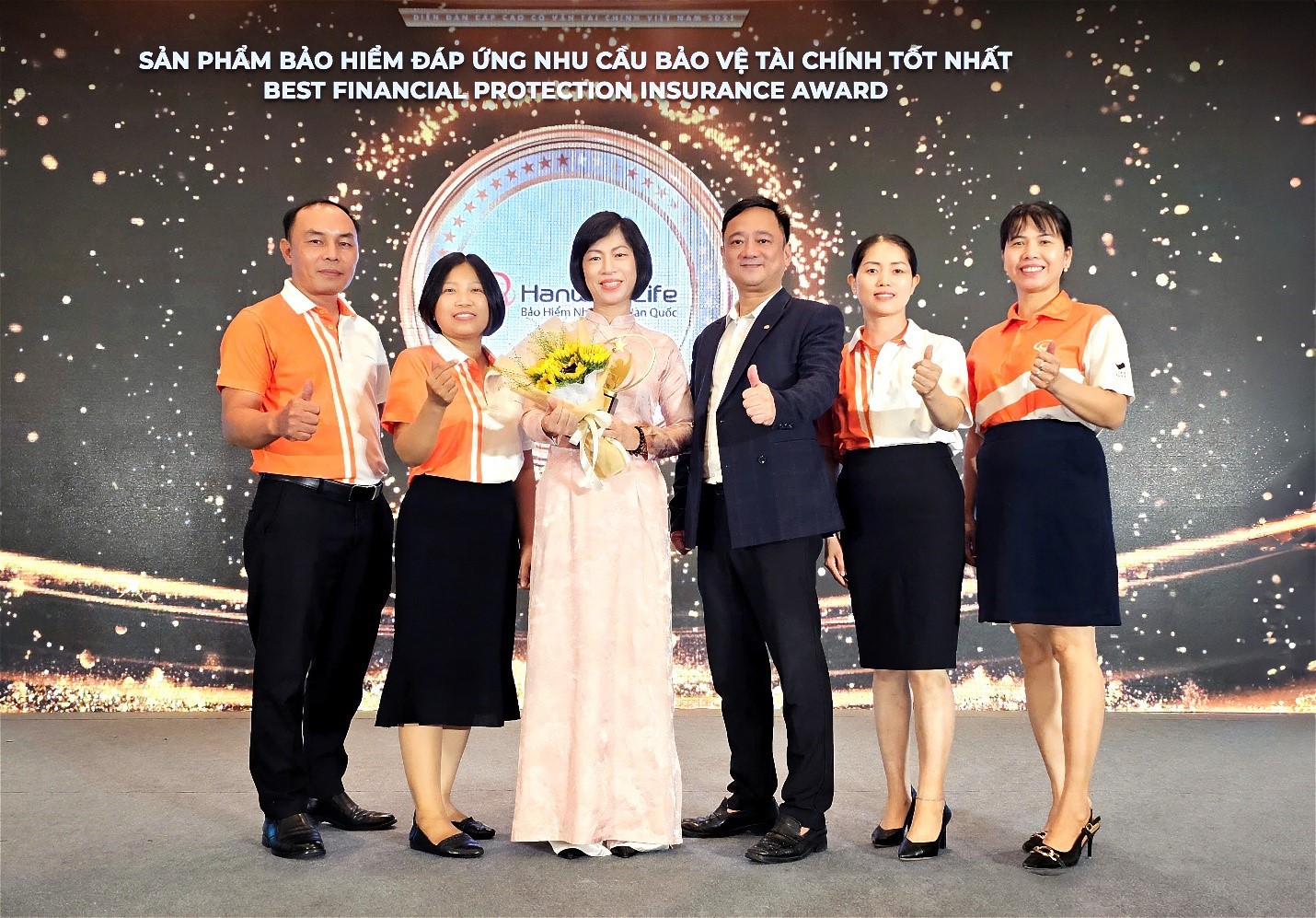 Đội ngũ Kinh doanh v&agrave; đại diện Hanwha Life Việt Nam tại Lễ c&ocirc;ng bố.