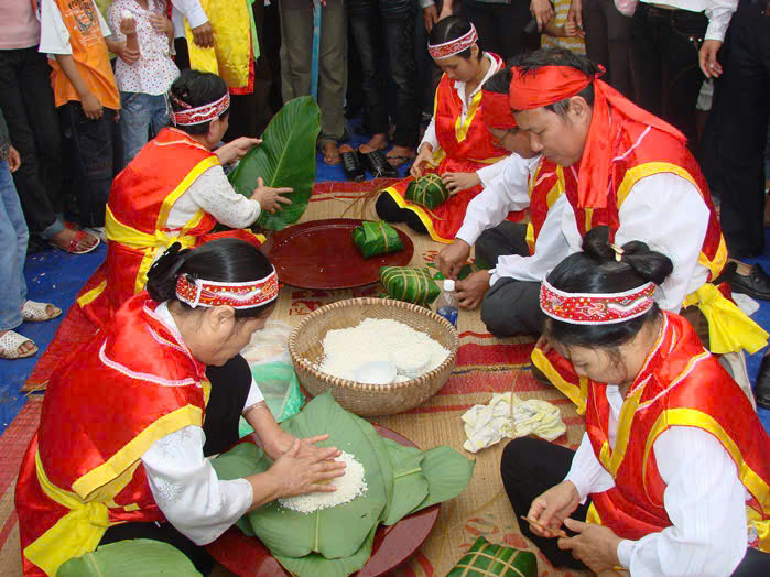 Thi g&oacute;i b&aacute;nh chưng trong ng&agrave;y giỗ Tổ H&ugrave;ng Vương