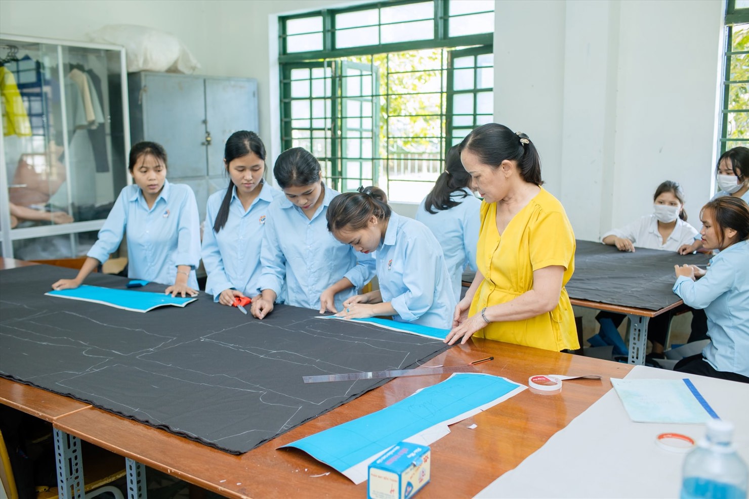 Cả nước c&oacute; gần 177,8 ngh&igrave;n người lao động thuộc hộ ngh&egrave;o, hộ cận ngh&egrave;o, hộ mới tho&aacute;t ngh&egrave;o được hỗ trợ đ&agrave;o tạo kỹ năng nghề