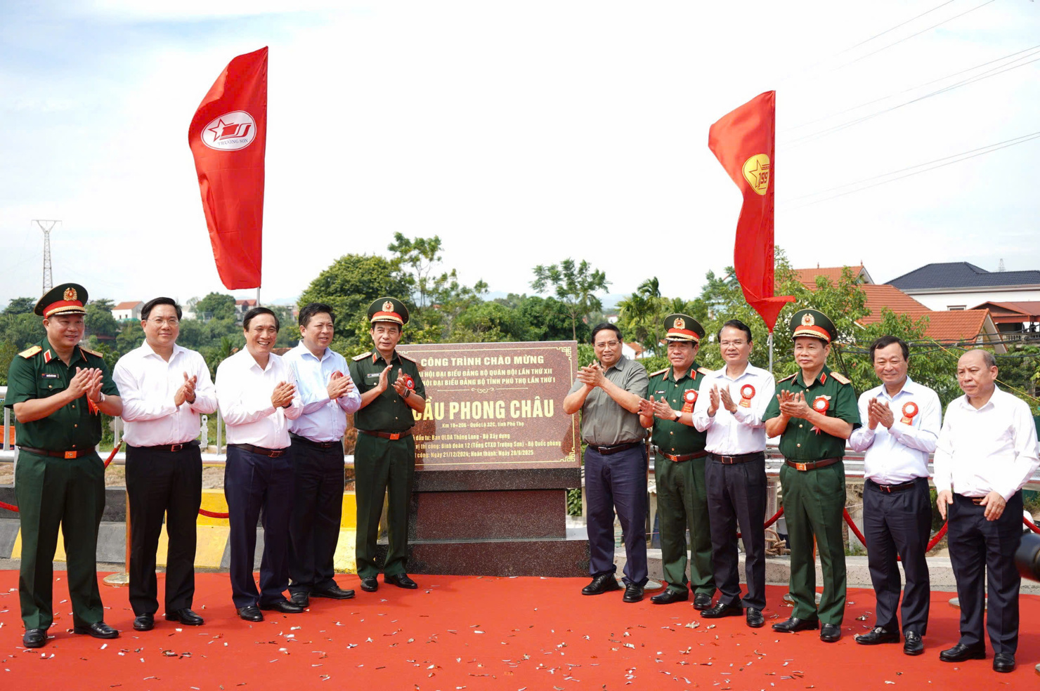 Thủ tướng Ch&iacute;nh phủ Phạm Minh Ch&iacute;nh c&ugrave;ng Bộ trưởng Bộ Quốc ph&ograve;ng Phan Văn Giang, Bộ trưởng Bộ X&acirc;y dựng Trần Hồng Minh v&agrave; c&aacute;c L&atilde;nh đạo tỉnh Ph&uacute; Thọ tham dự lễ kh&aacute;nh th&agrave;nh cầu Phong Ch&acirc;u mới.